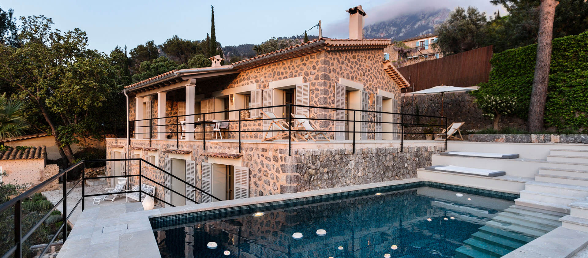 Blick auf umgebaute Finca bei Abendsonne - Architektu Eberhard Horn Designgruppe