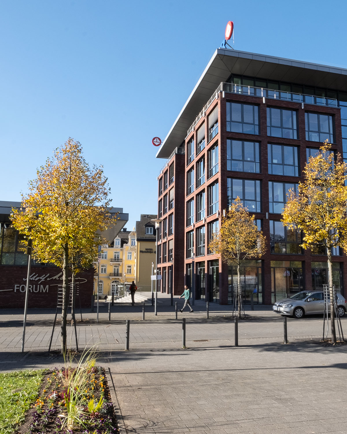 Blick auf Gebäuder der Messergroup aus rotem Backstein - Architektur Eberhard Horn Designgruppe