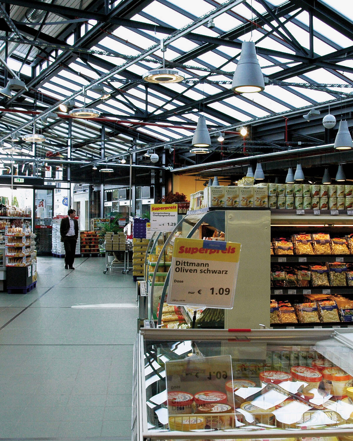 Blick in Supermarkt mit Markthallenatmosphäre, Architektur Eberhard Horn Designgruppe