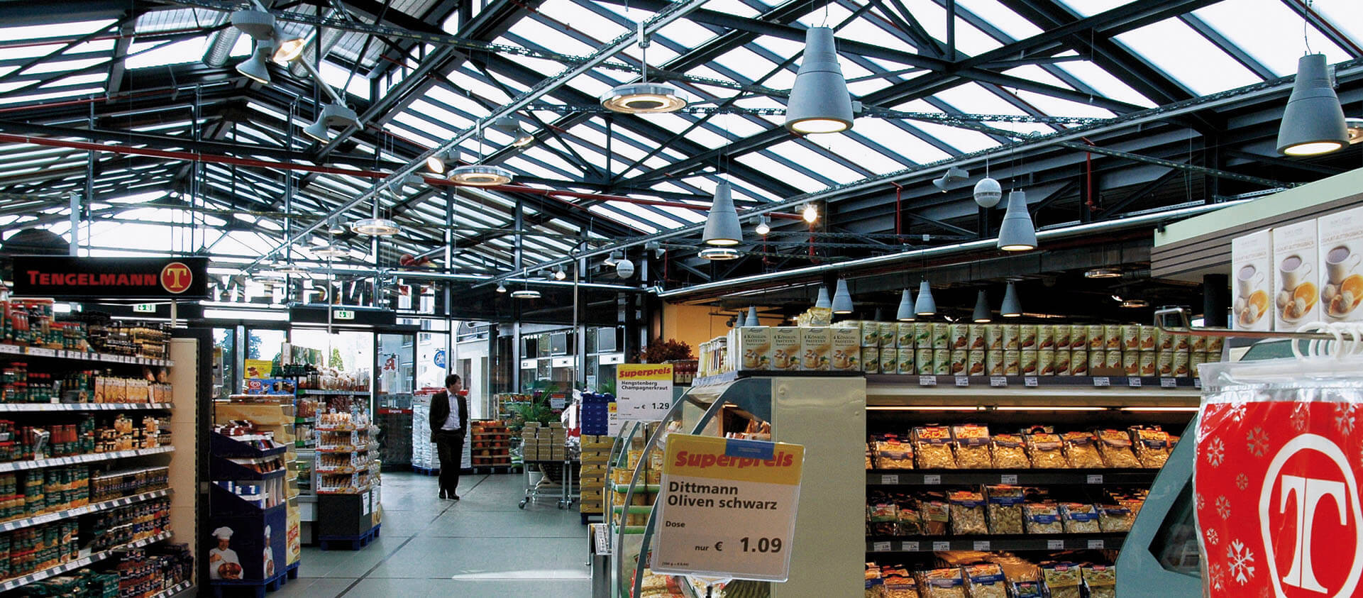 Blick in Supermarkt mit Markthallenatmosphäre, Stahlkonstruktionsdach, Architektur Eberhard Horn Designgruppe