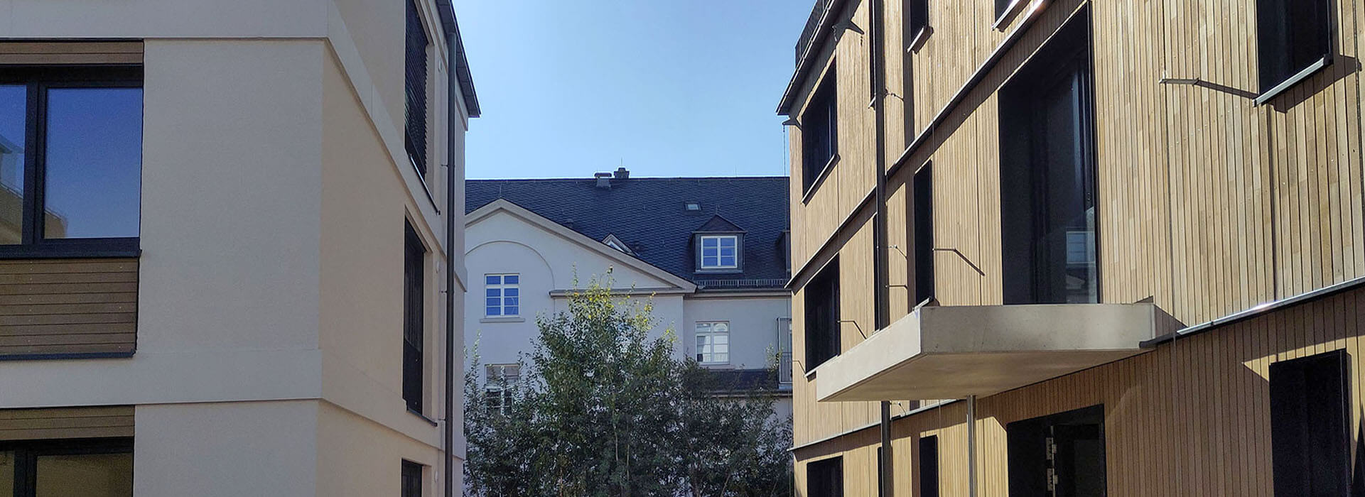 Blick zwischen den Wohnhäusern der Königsteiner Höfe hindurch auf das Nachbargebäude