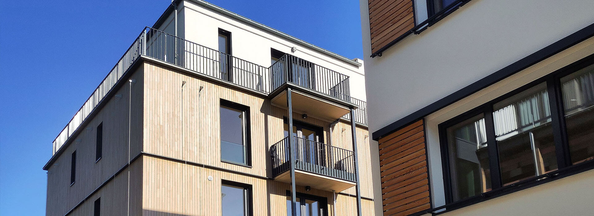 Fassadenbild von Holzfassade und große Balkone bei den Gebäuden der Königsteiner Höfe