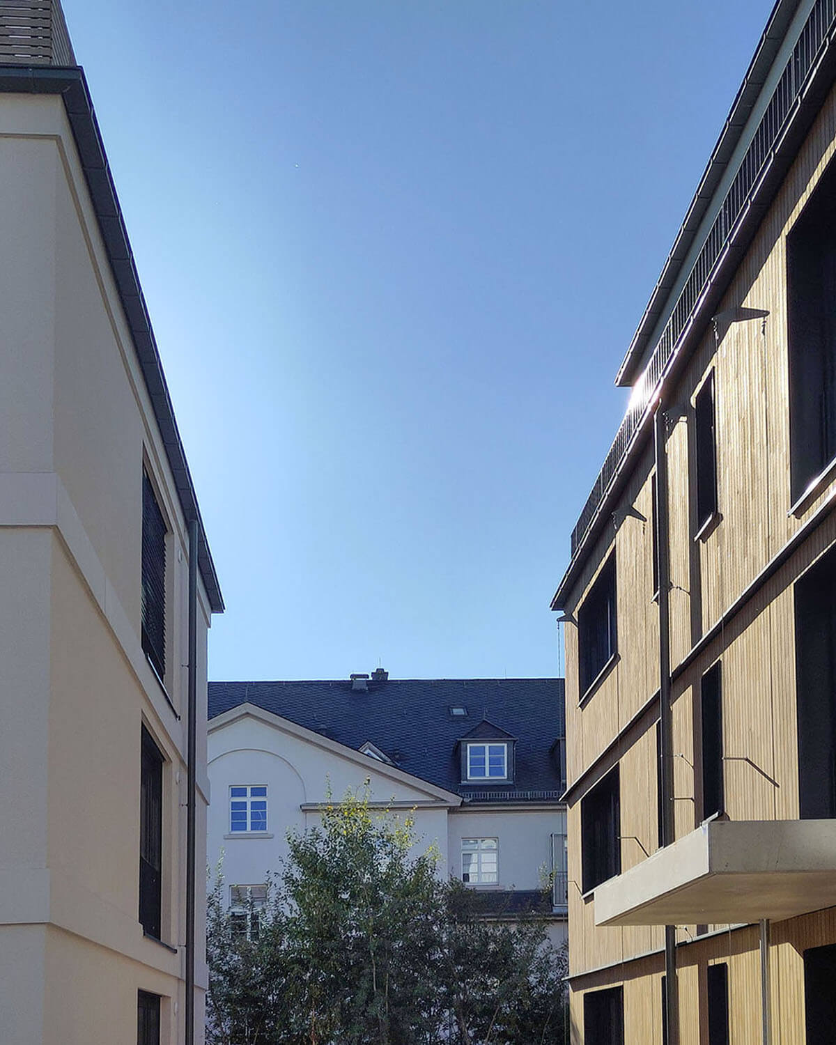 Blick zwischen den Wohnhäusern der Königsteiner Höfe hindurch auf das Nachbargebäude