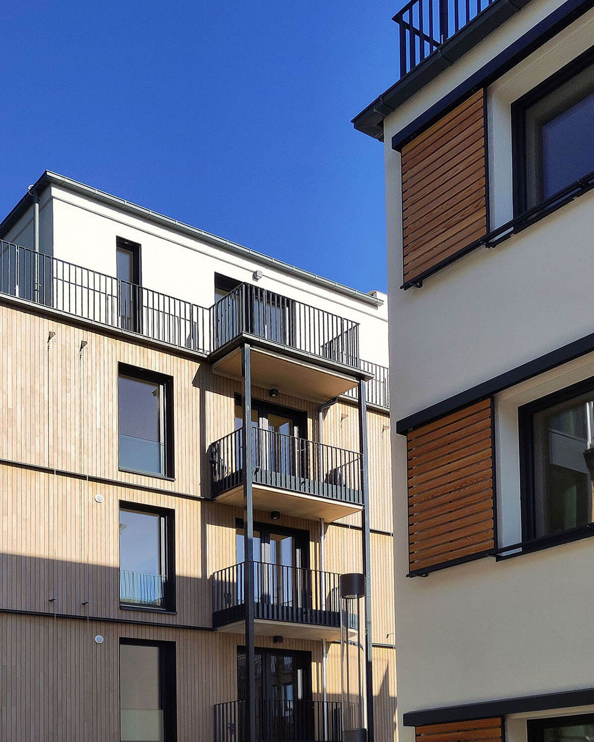 Fassadenbild von Holzfassade und große Balkone bei den Gebäuden der Königsteiner Höfe