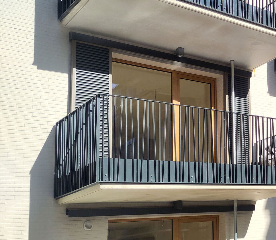 Stahl-Balkone der Königsteiner Höfe mit Backsteinfassade
