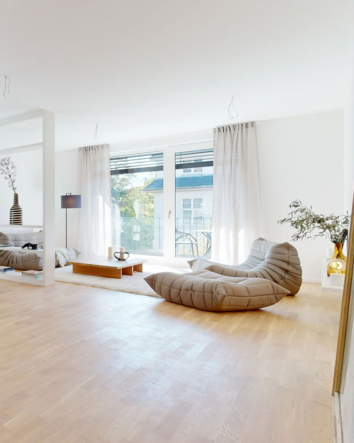 Helles Parkett und moderne Möbel im Wohnbereich