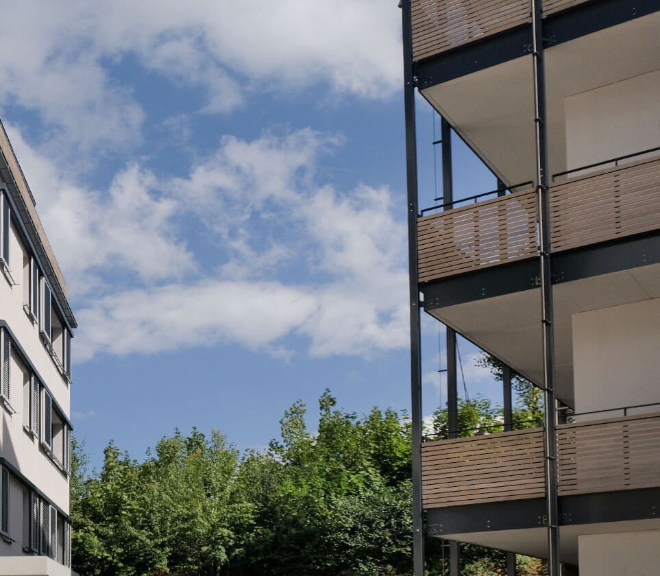 Balkone mit Holz verkleidet von Gewerbegebäude