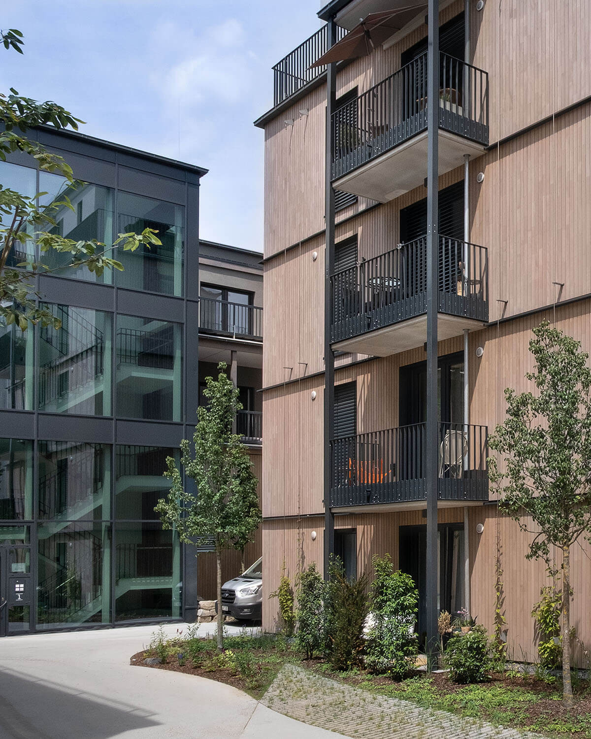 Holz-Fassade und Glaselement Bio-Supermarkt Königsteiner Höfe