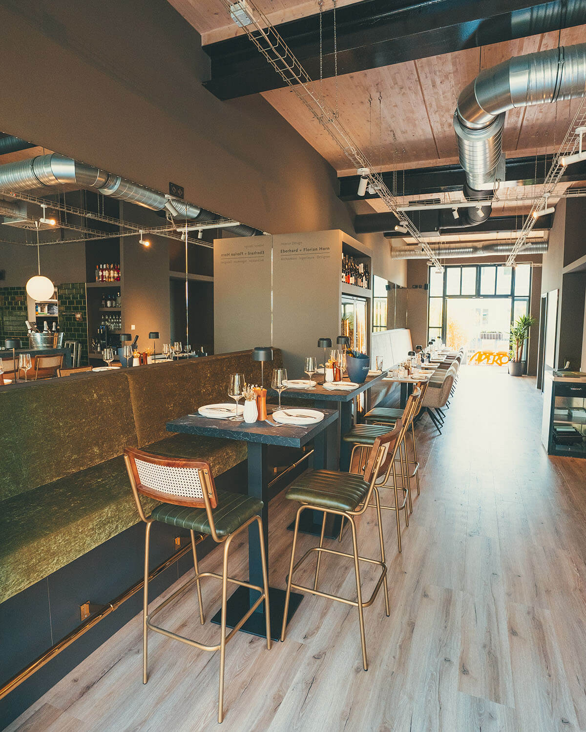 Blick in modernes Restaurant mit schickem Industrial-Look. Das Interieurdesign stammt von Eberhard + Florian Horn GmbH