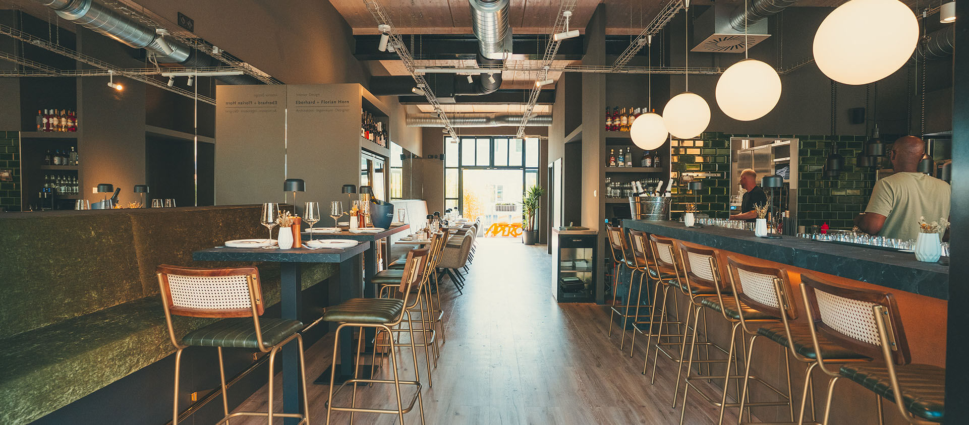 Blick in das Restaurant Anna-Luise in Königstein. Modernes, gemütliches Design mit Industrial-Look-Elementen. Das Interieurdesign stammt von Eberhard und Florian Horn