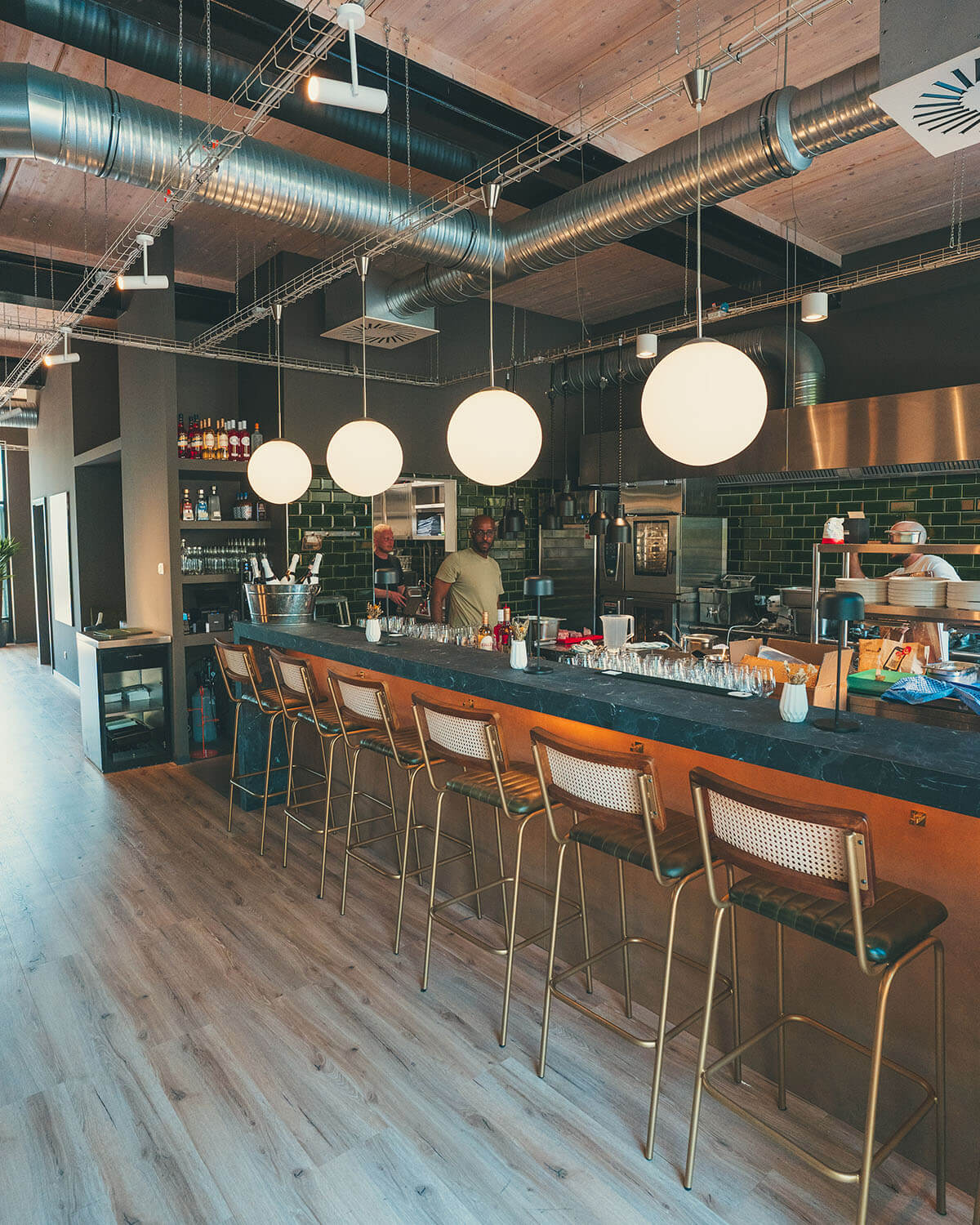 Modernes Restaurant, Barszenerie. Das Interieurdesign stammt von Eberhard + Florian Horn GmbH