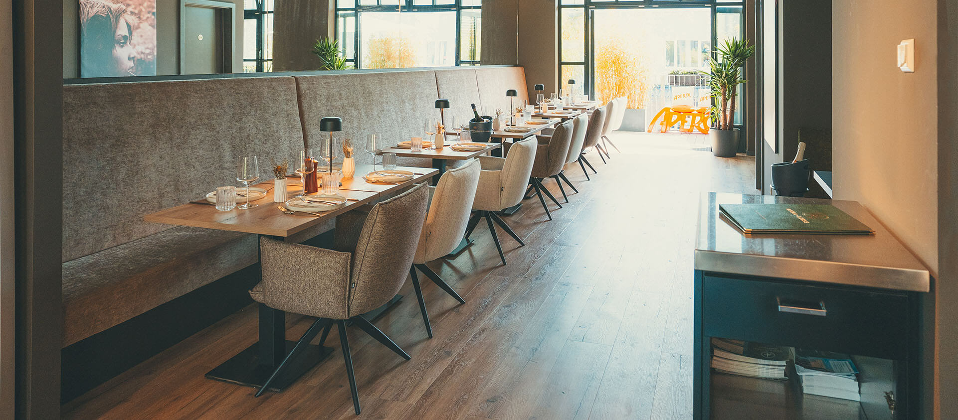 Modernes Restaurant, gemütliche Sitzplätze. Das Interieurdesign stammt von Eberhard + Florian Horn GmbH