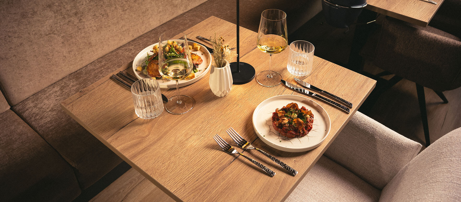 Sitzplatz in gehobenem Restaurant mit gedecktem Tisch