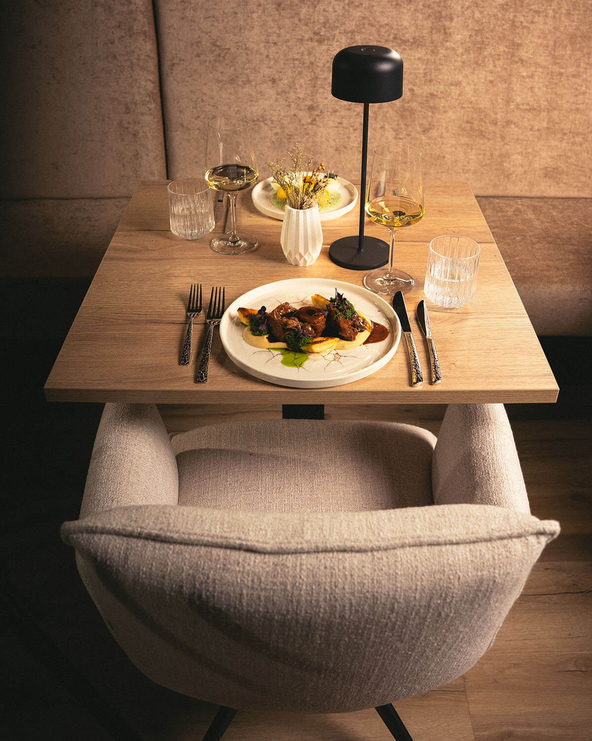 Sitzplatz in gehobenem Restaurant mit gedecktem Tisch